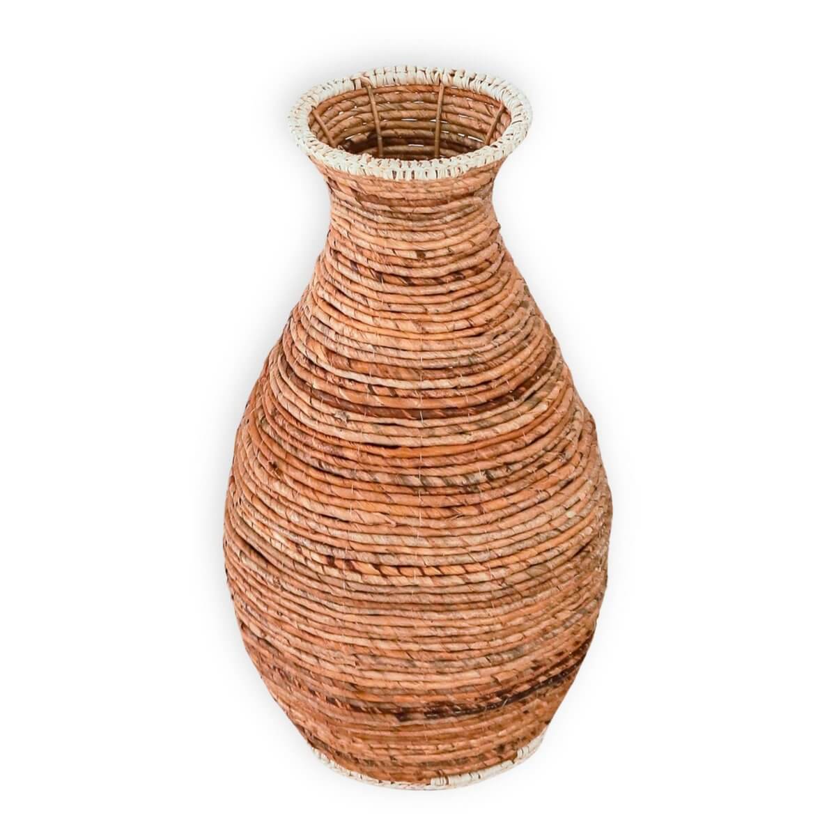 Handgemaakte vaas, geweven uit duurzaam bananenmateriaal, stijlvolle decoratieve touch in elk interieur.