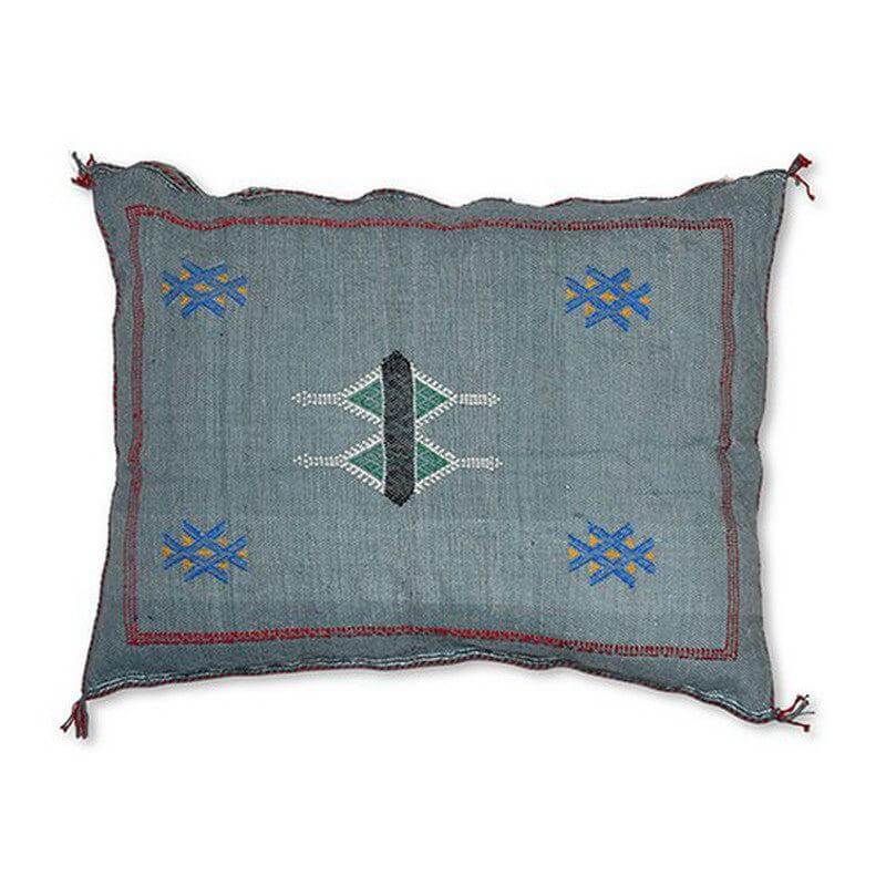 Sabra kussen SB095 met bohemian patroon en natuurlijke kleurstoffen in blauw en grijs, perfect voor Ibiza-sfeer in tuinlounge.