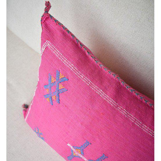 Bohemian Sabra kussen in felroze met kleurrijke patronen, perfect voor een Ibiza-sfeer in huis of tuin.