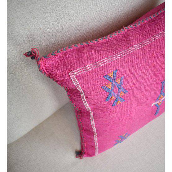 Roze Sabra kussen SB137 met kleurrijk bohemian patroon, ideaal voor interieur en tuin, geverfd met natuurlijke kleurstoffen.