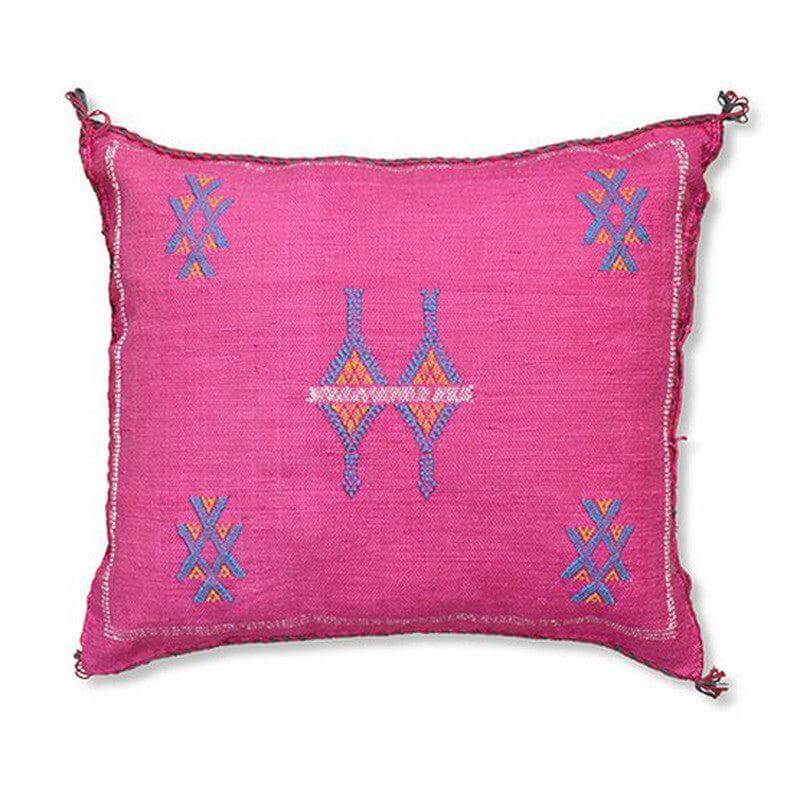 Roze Sabra kussen SB137 met kleurrijke bohemian patronen, perfect voor een zomerse 'Ibiza'-sfeer in huis of tuin.