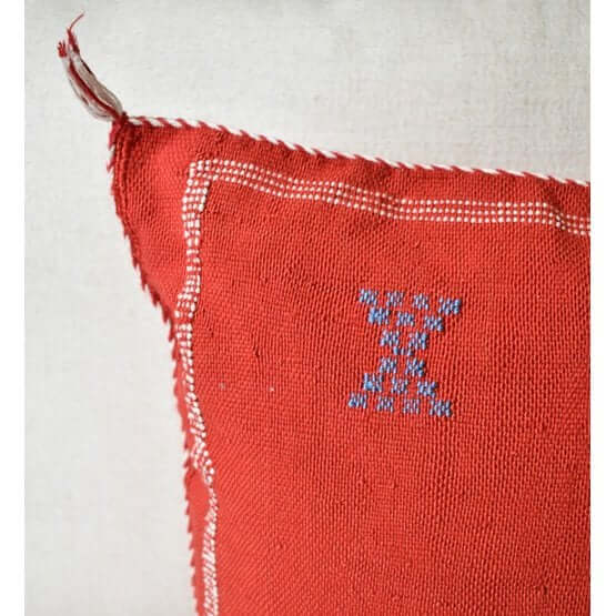 Rood Sabra kussen met bohémien patronen, perfect voor een Ibiza sfeer in huis of tuin. Geverfd met natuurlijke kleurstoffen.