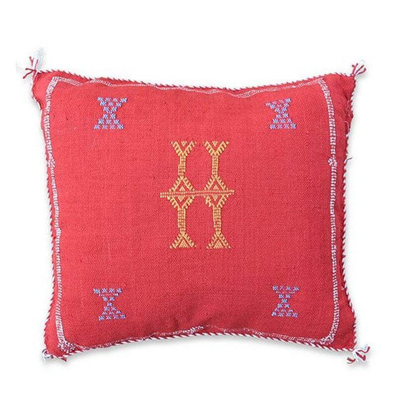 Rood Sabra kussen met bohemian patronen en natuurlijke kleurstoffen, perfect voor een Ibiza sfeer in huis of tuin.