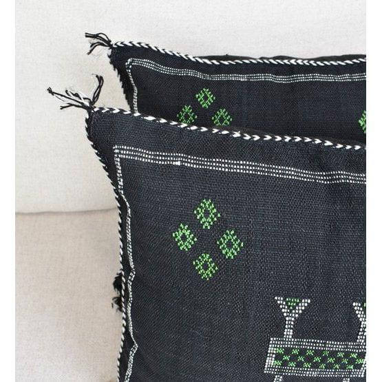 Alt Tag: Zwarte Sabra kussens met groene patronen, bohemian look, perfect voor binnen of tuin, geverfd met natuurlijke kleurstoffen.