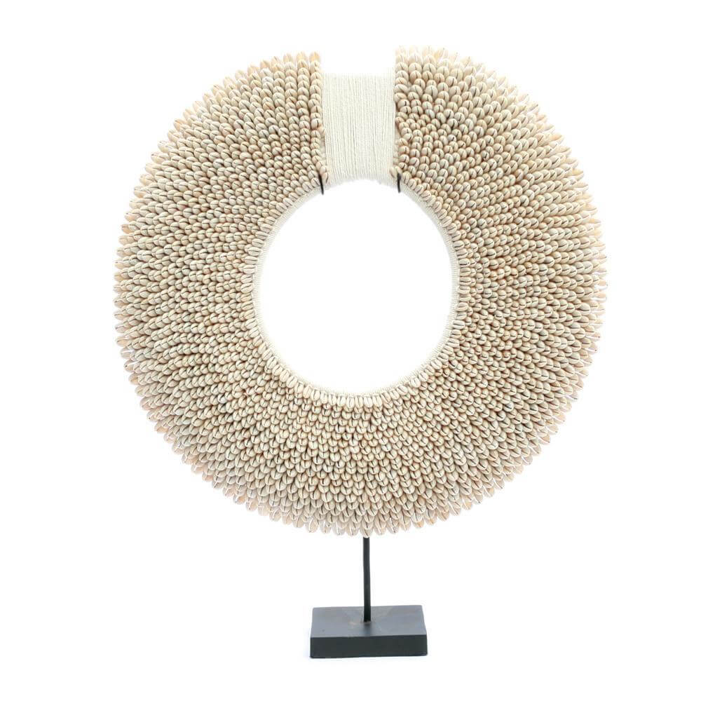 Schelpenketting op standaard Papua, kuststijl statement stuk voor een Ibiza woonkamer, combineert perfect met zeegras spiegels.