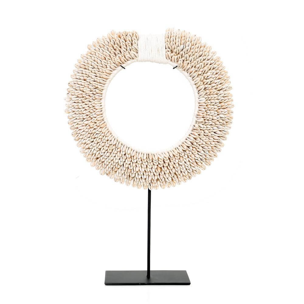 Schelpenketting op standaard Papua Shell, perfect voor een Ibiza woonkamer. Een prachtige eyecatcher met kustgevoel en vakantiestijl.