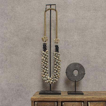 Moderne grijze schelpenketting op standaard voor exotische sfeer in huis, Earthware collectie.