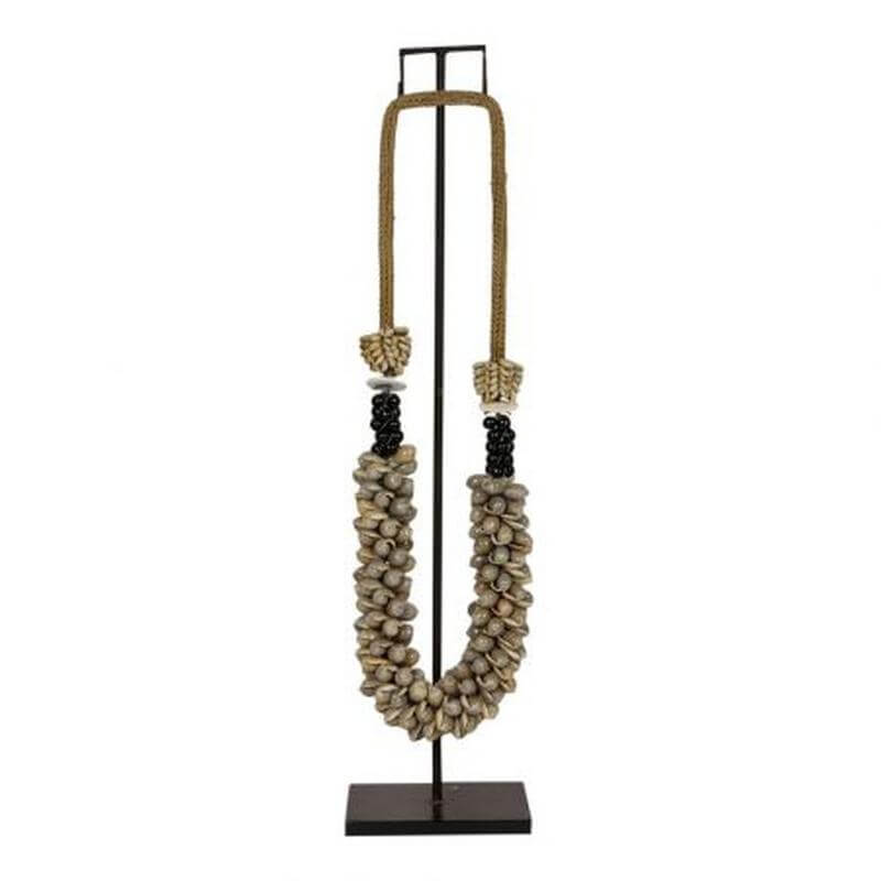 Schelpenketting op standaard grijs Dawn Earthware, exotische sfeer in huis, modern decoratief element