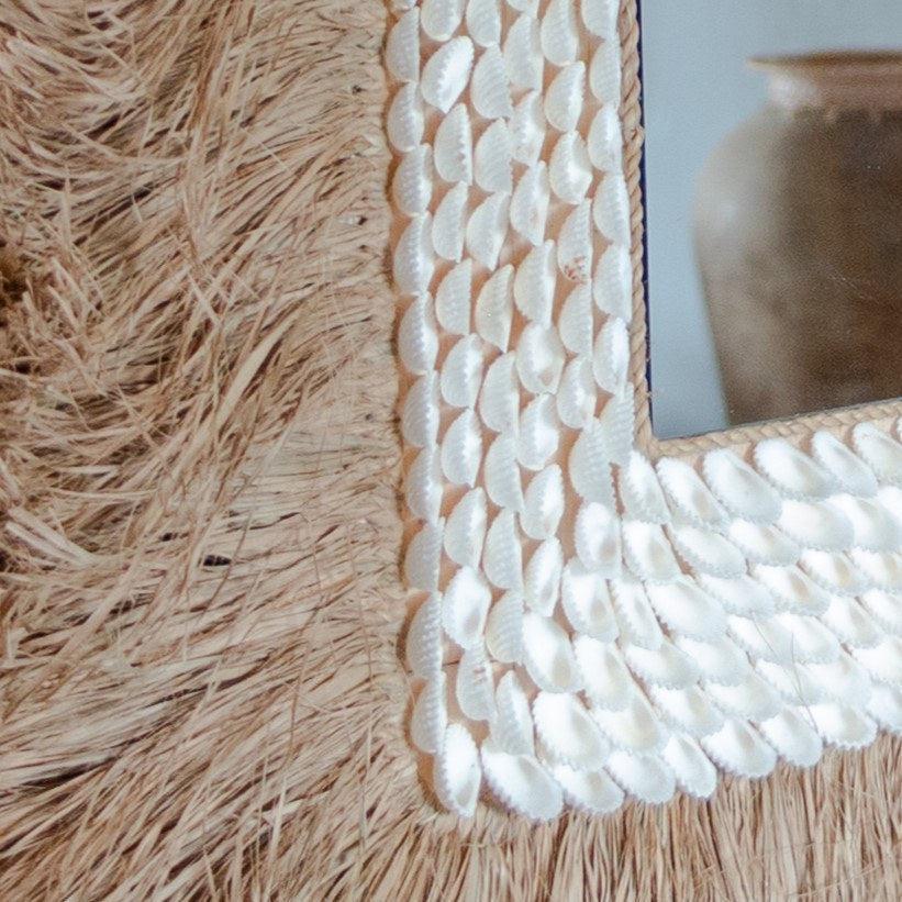 Zeegras spiegel met schelpendetail en houten lijst, bohemian stijl