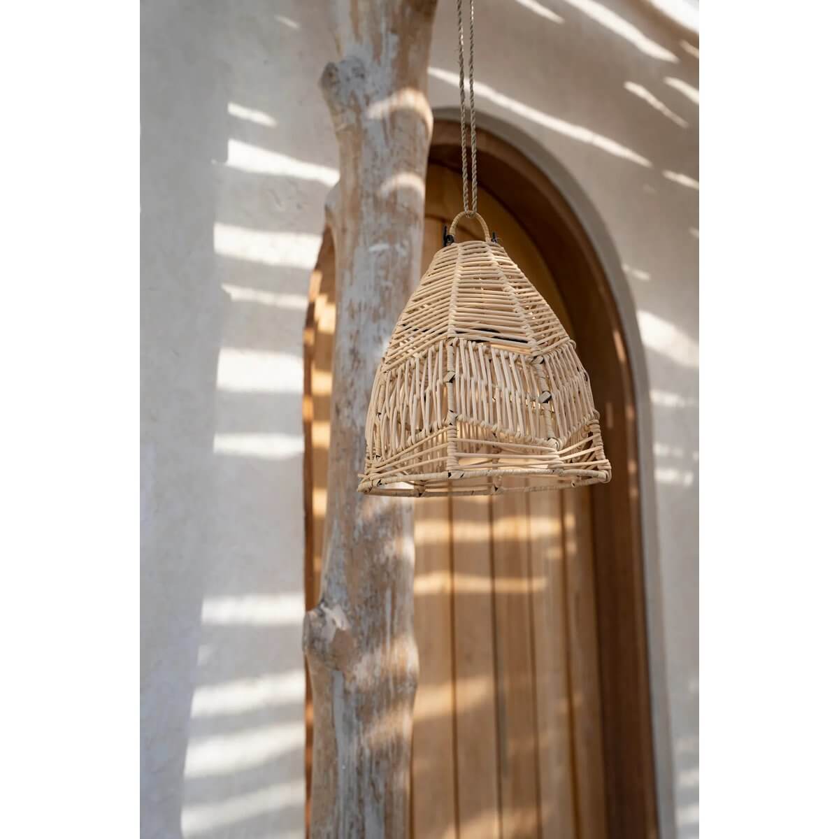 Bohemian Bala Hanglamp in naturel rotan, perfect for boho bedroom or terrace. Handcrafted rattan beauty for stylish interiors.