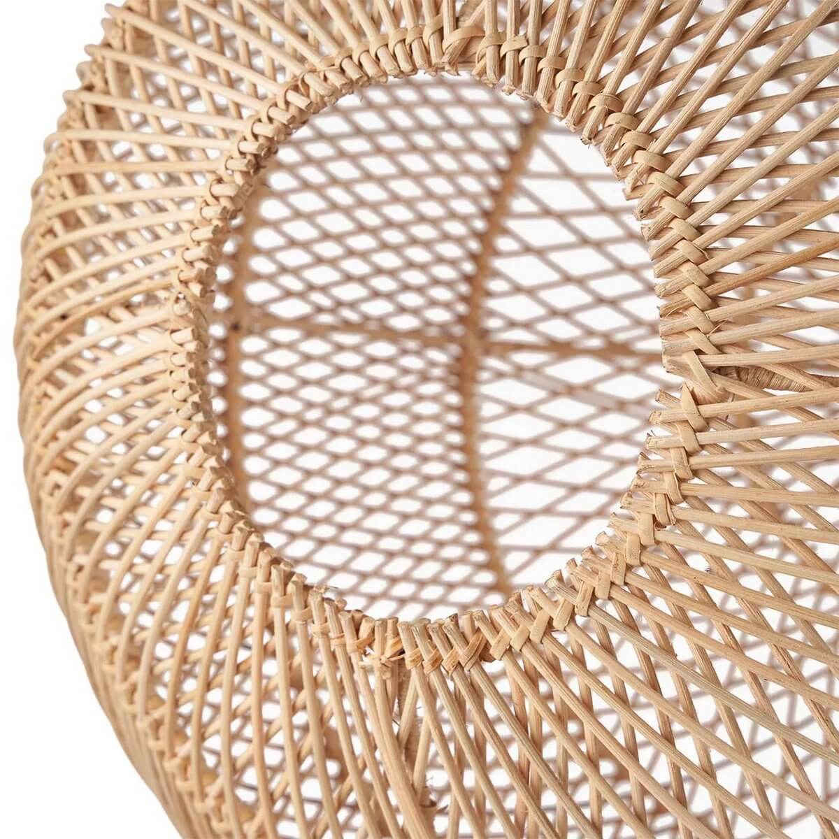 Alt Tag: Close-up van de natuurlijke rattan Bubble Pendant, speels en veelzijdig voor moderne en bohemian interieurs.