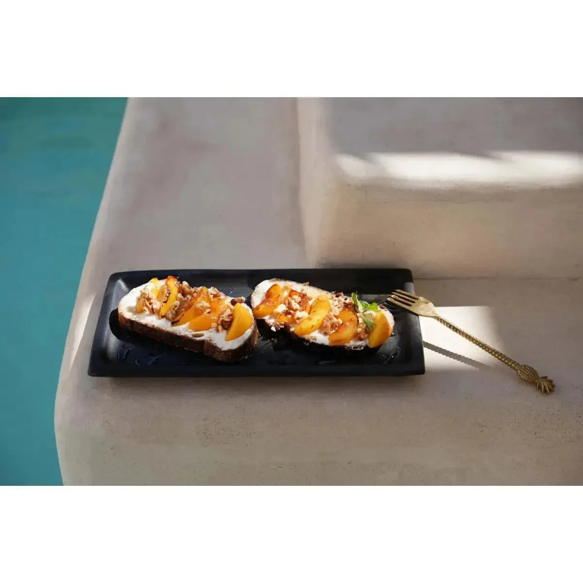 The Burned Sushi Bord - Zwart - L-Servies burned-Bazar Bizar Living-Ik Hout ervan.