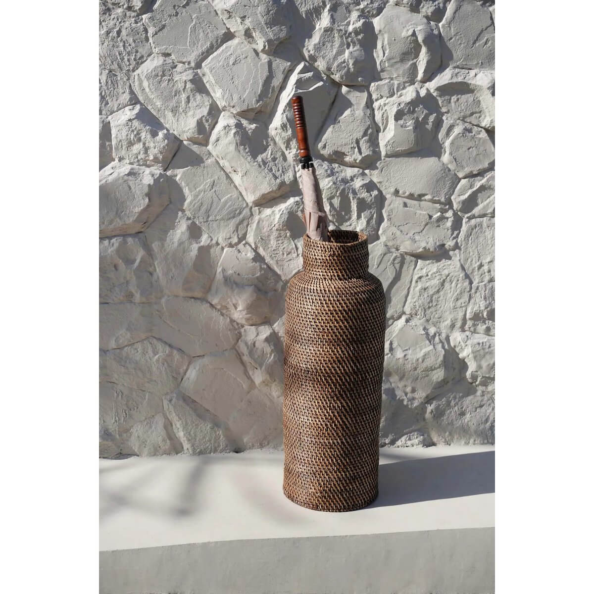 Koloniale rieten paraplumand in natuurlijk bruin, ideaal voor decoratieve opslag in hal of gang, voegt rustieke elegantie toe.