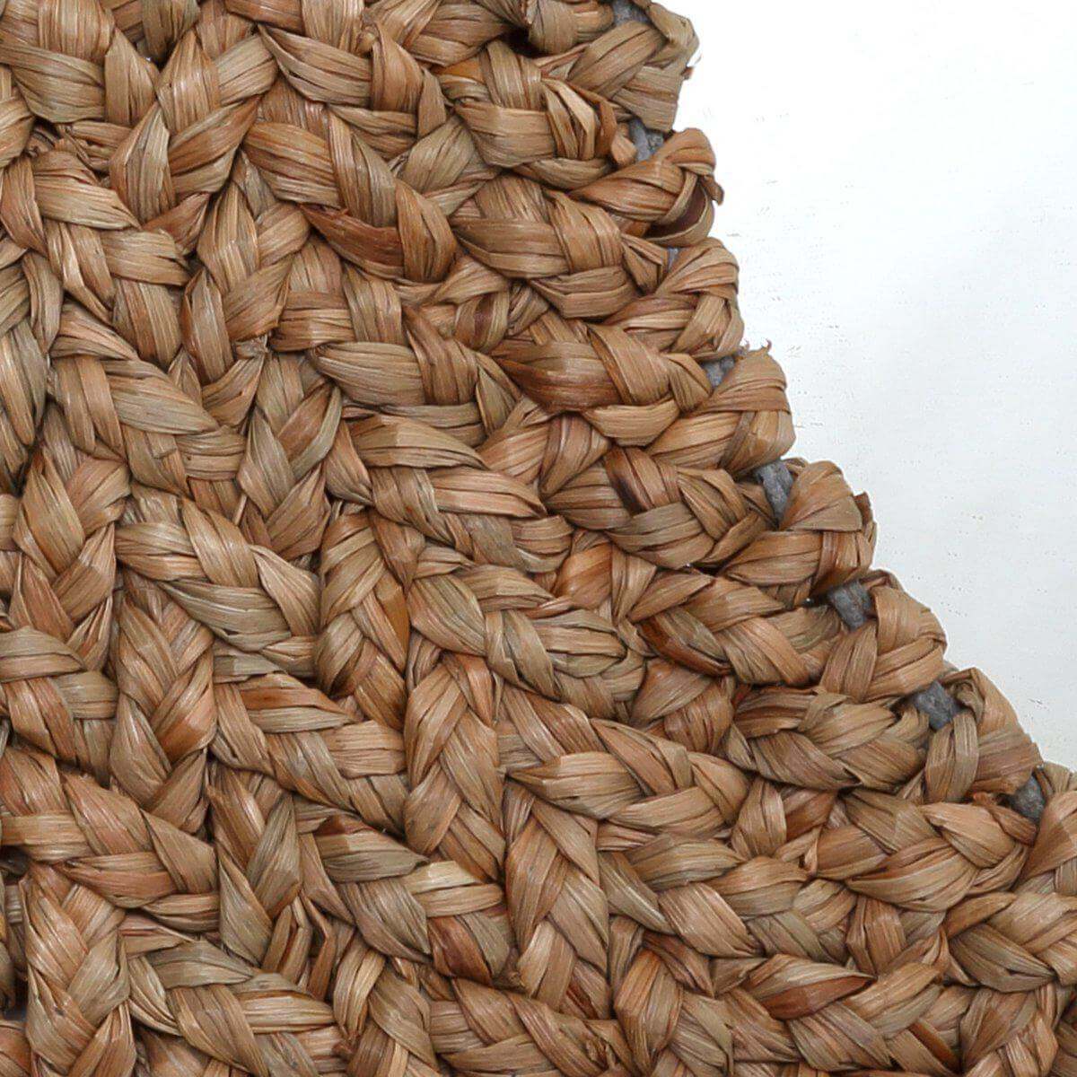 Dichtbij geweven rotan textuur van een spiegel - breng boho-stijl in huis met 'The Early Monday Mirror' van Bazar Bizar Living.