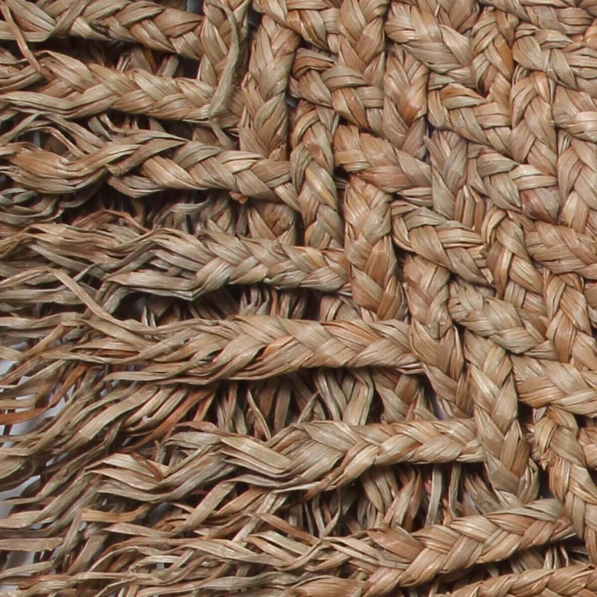 Detail van rotan textuur van de Early Monday Spiegel met franjes, boho en natuurlijke kuststijl interieuraccessoire.