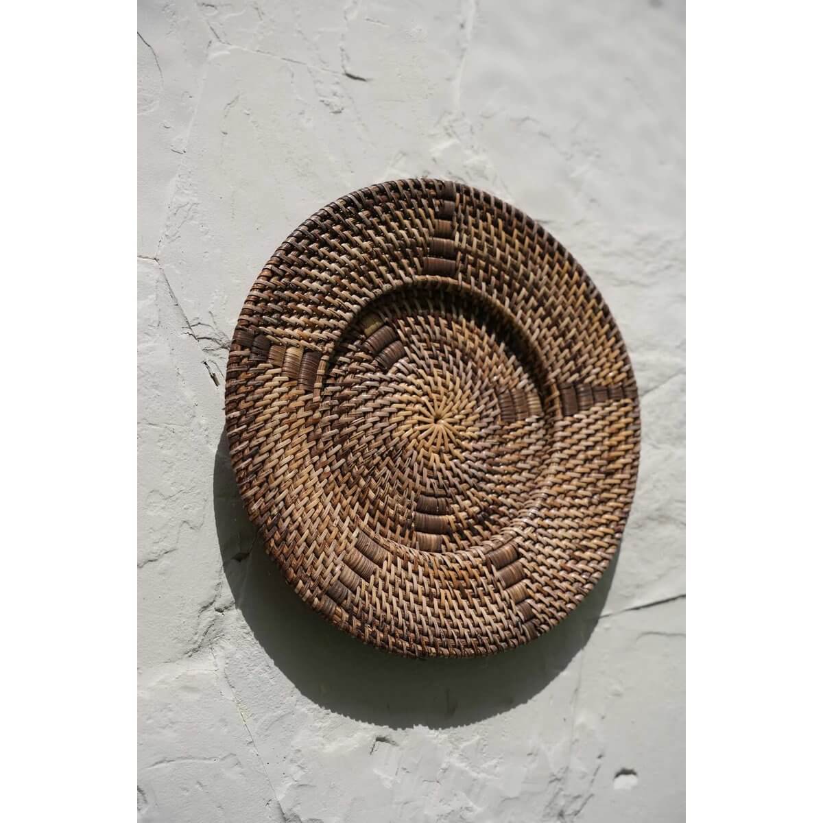 Handgeweven bruin rotan bord met zwarte grafische details, perfect voor een etnische wanddisplay. Bazar Bizar Living, 30cm breed.