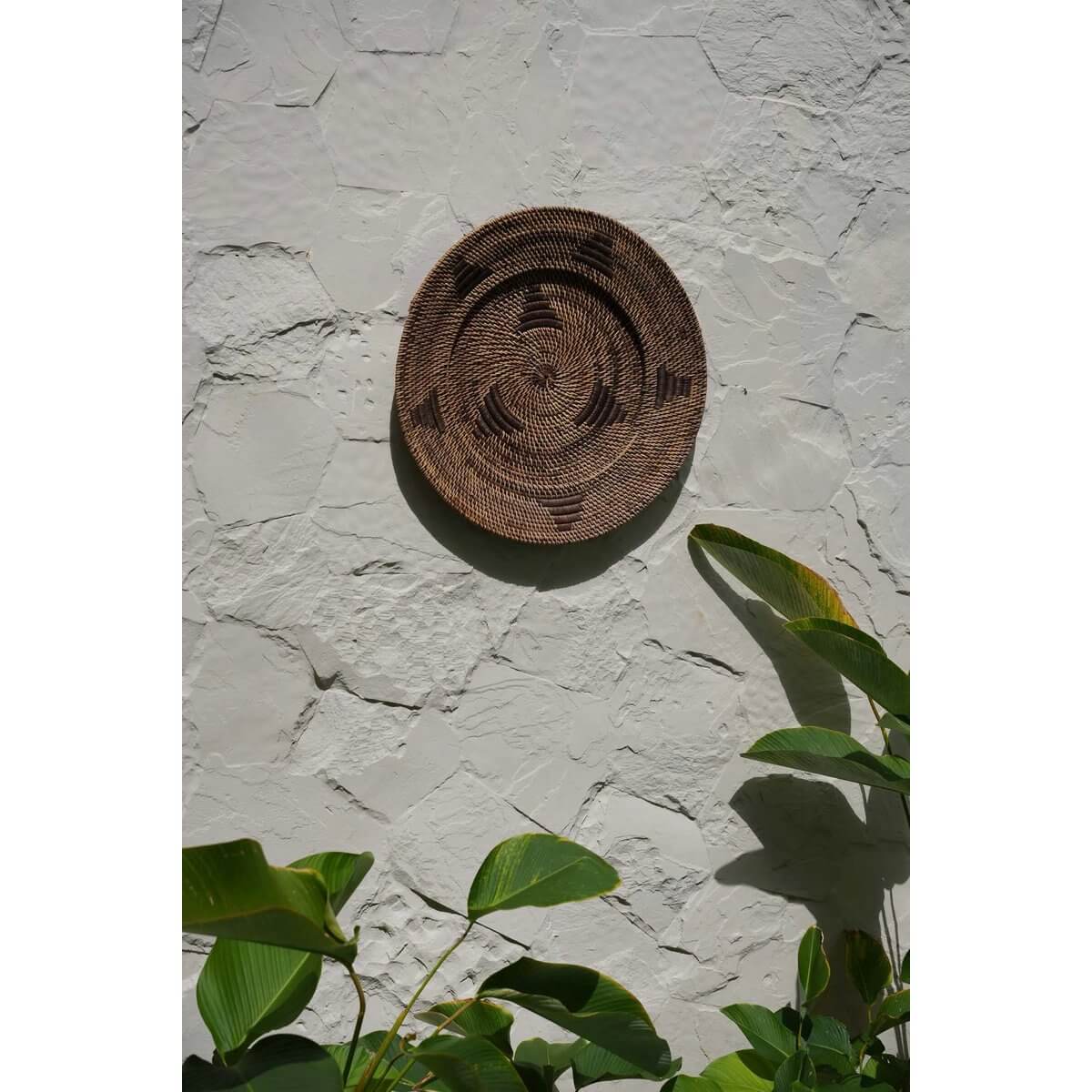 Jasmine Plate aan muur met grafische details, bruin en zwart, handgeweven rotan, voegt natuurlijke sfeer toe aan interieur, Bazar Bizar.