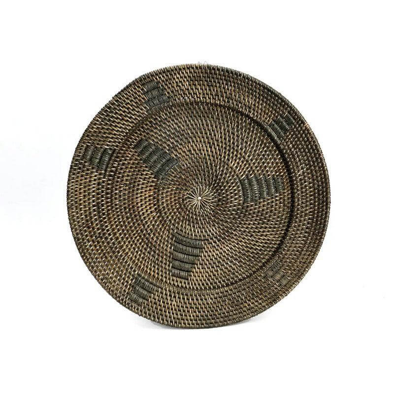 Uniek handgeweven rotanbord met zwarte grafische details, perfect als etnische muurdecoratie. Bruin en zwart, Bazar Bizar Living.