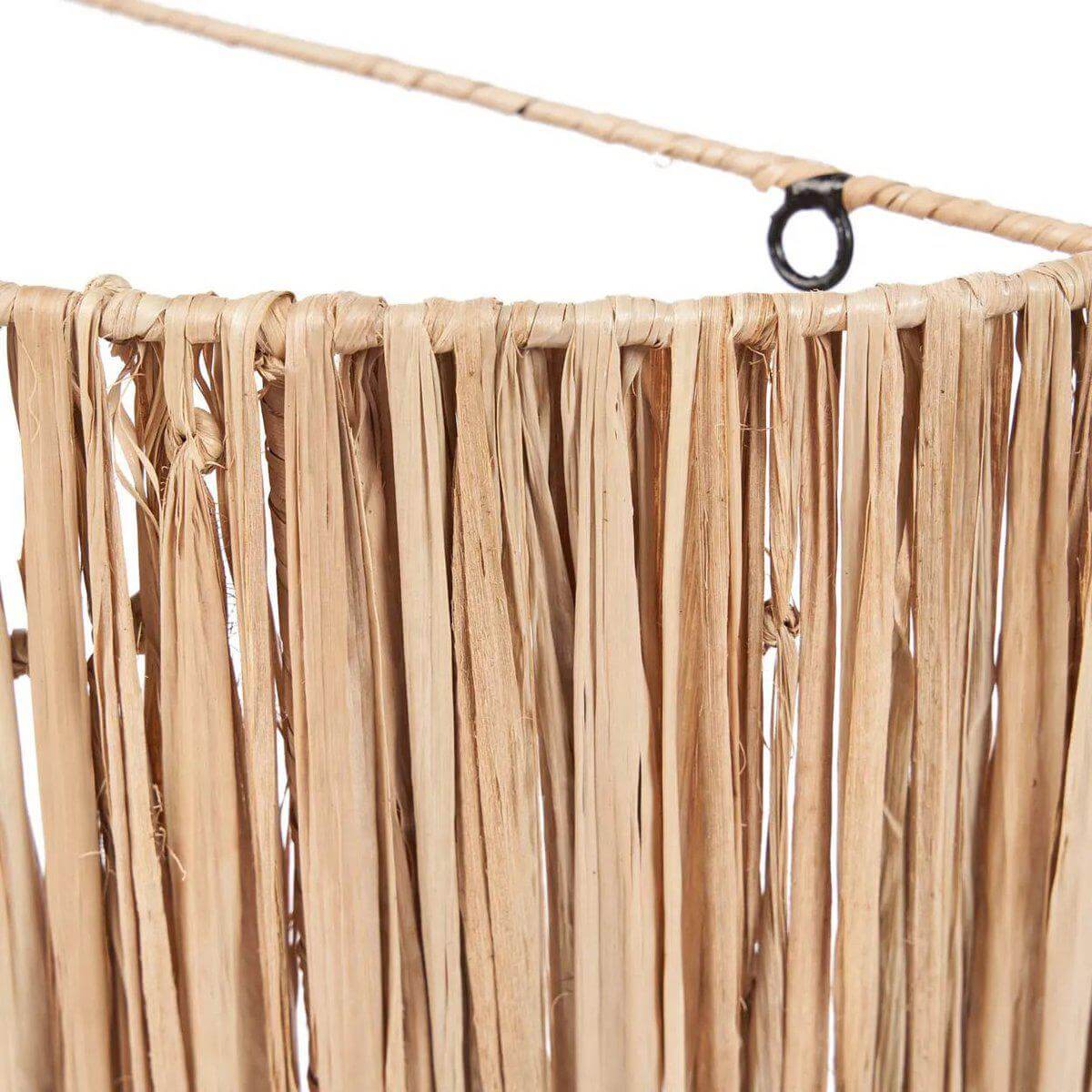 Detail van de Kohei muur applique van natuurlijke sisal met organische textuur, passend bij modern en bohemian interieur.