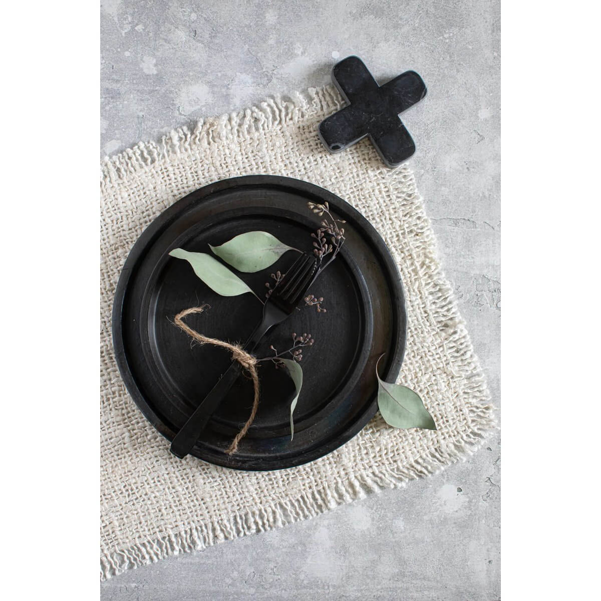 Crème Oh My Gee placemat met zwarte borden en bladeren, met een elegante textuur en handgemaakt design, voor luxe tafeldecor.