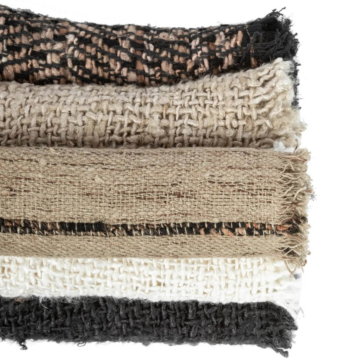 Stapel van vier rustieke, katoenen placemats in natuurlijke tinten met grof geweven textuur. Perfect voor een stijlvol en luxueus gedekte tafel.