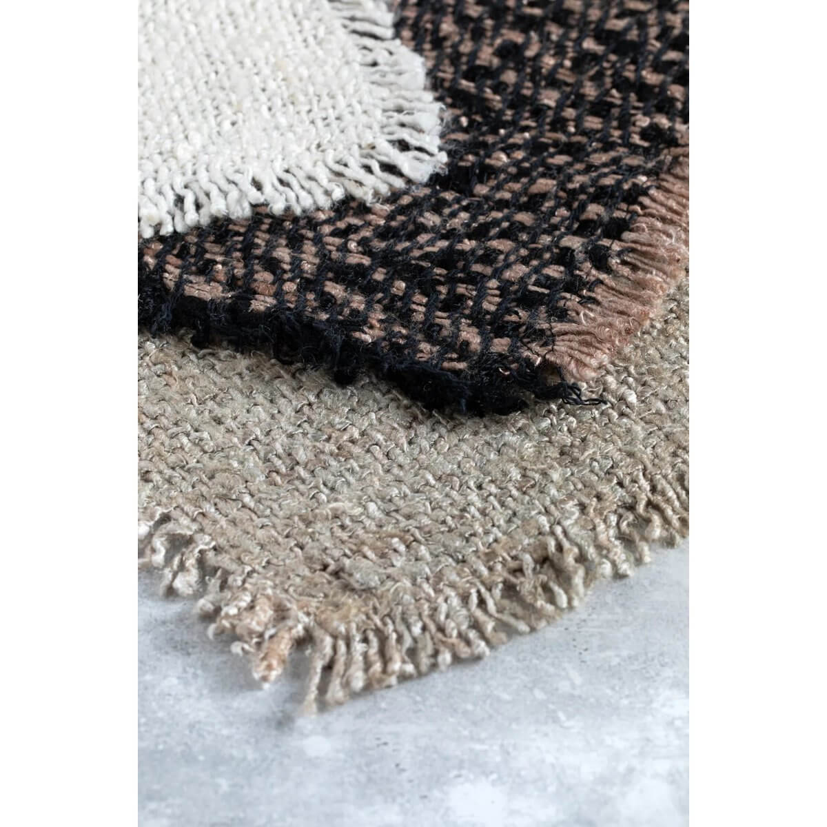 Close-up van katoenen placemats met elegante wafelstructuur, perfect voor elke tafelsetting.