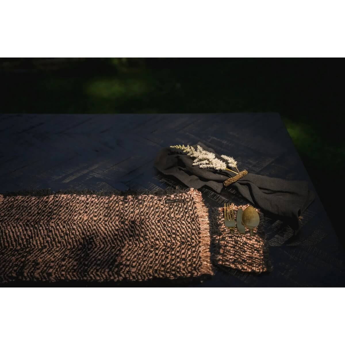 Luxueuze katoenen placemat in zwart koper met wafelstructuur, perfect voor elegante tafeldekking. Set van 4 voor elke gelegenheid.