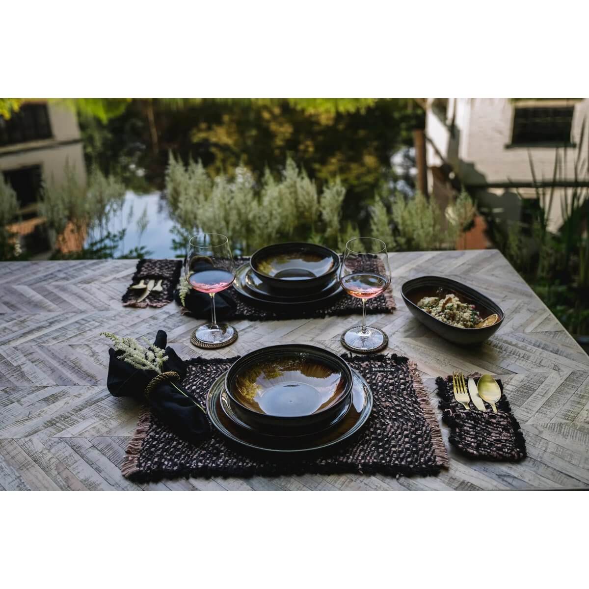 Elegante tafelsetting met de Oh My Gee Zwart Koper placemat, borden en glazen. Ideaal voor elke gelegenheid. Luxueuze tafeldecoratie.