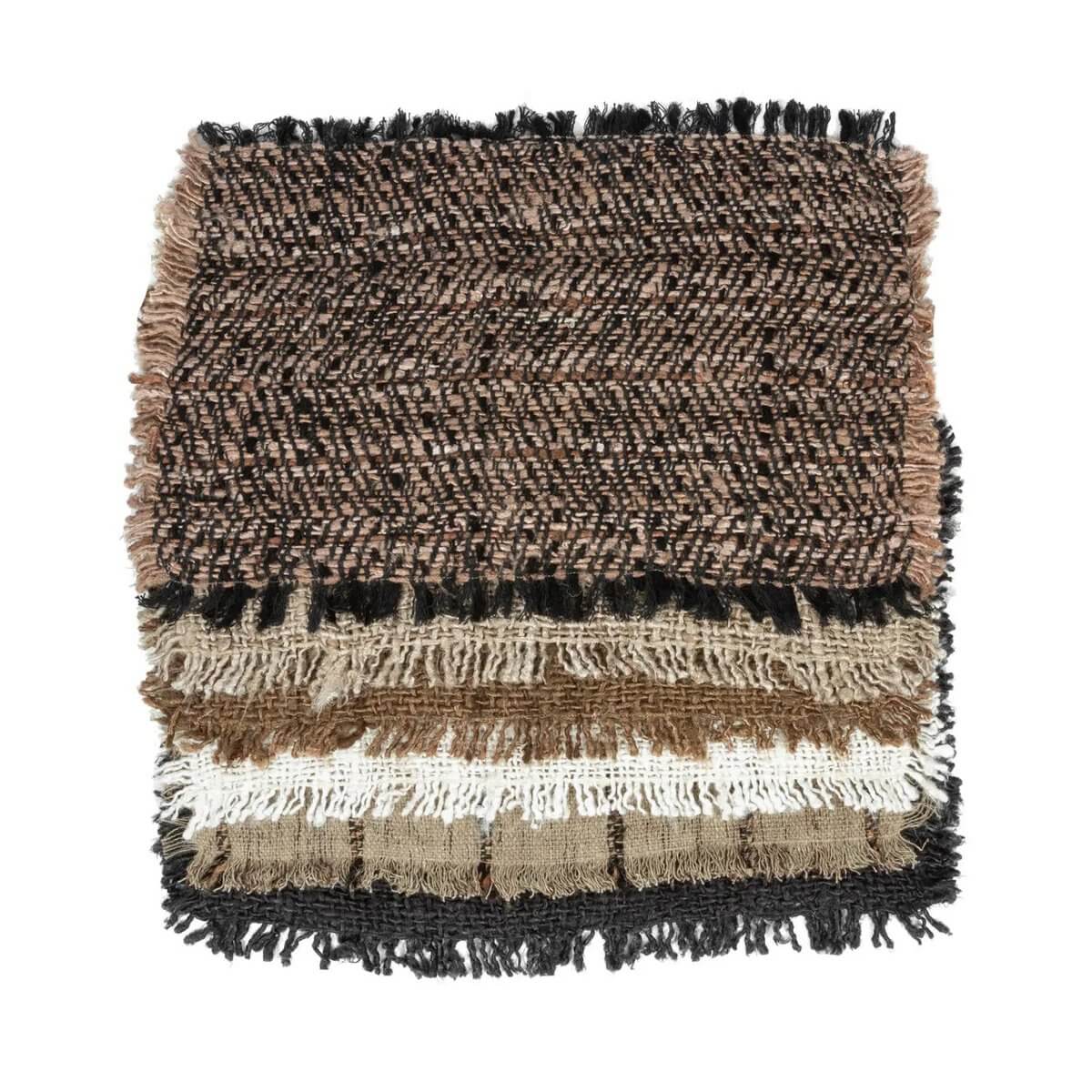 Set van 4 Oh My Gee placemats in zwart koper met wafelstructuur, luxueuze textuur en zijdelook op een stapel.