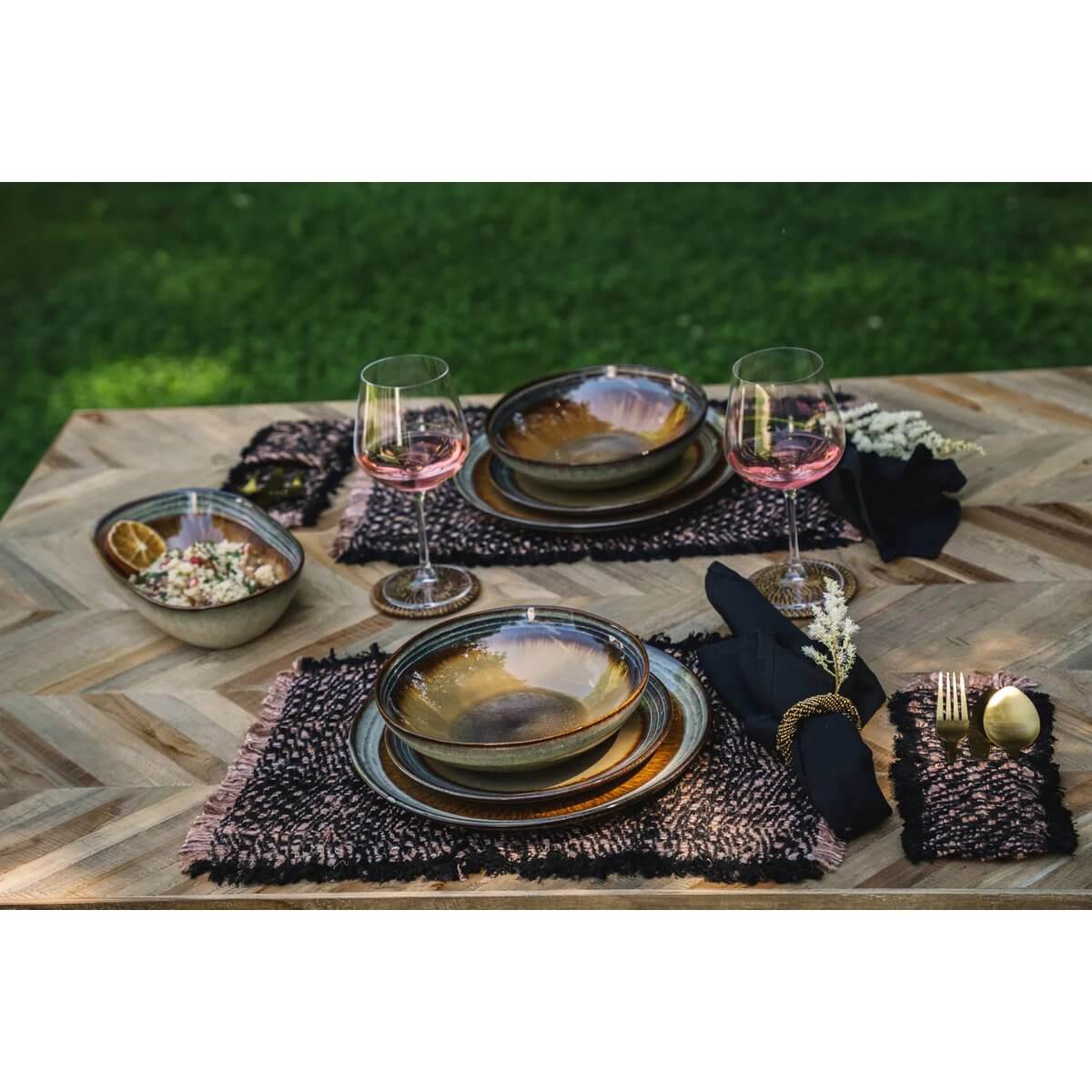 Stijlvolle tafeldekking met Oh My Gee Placemats in zwart koper, complete set met borden en wijnglazen voor een luxe uitstraling.