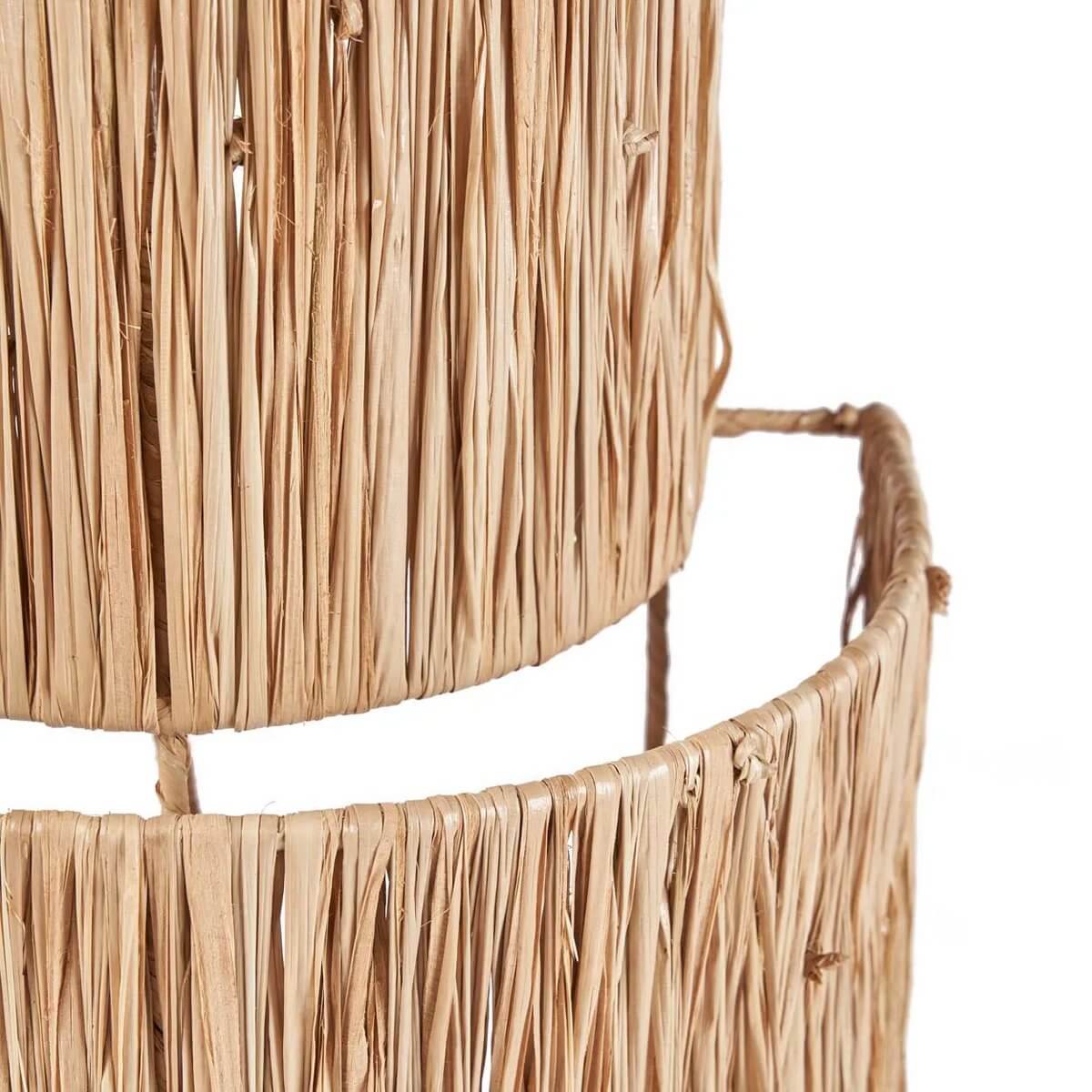 Detail van de Ohana Wandlamp in natuurlijke tinten, met opvallende ambachtelijke textuur voor een sfeervolle uitstraling.