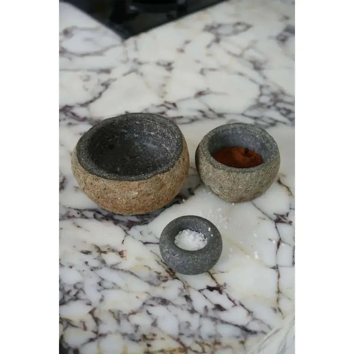 The River Stone Kom - Zwart - M-Servies-Bazar Bizar Living-Ik Hout ervan.