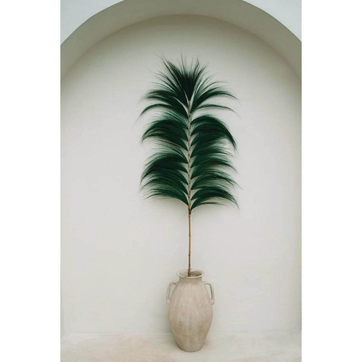 Smaragdgroene bamboetak met handgemaakt grasblad in decoratieve vaas, perfecte eyecatcher voor je interieur