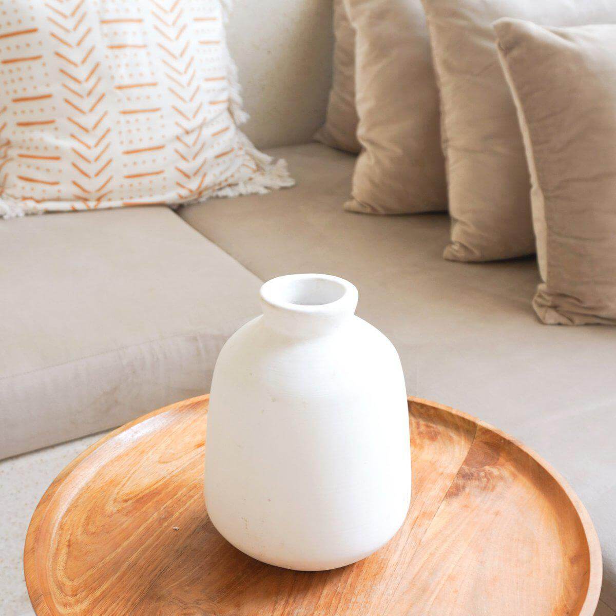 Alt Tag: Handgemaakte Bawa-vaas van witte klei, perfect voor boho-gedroogde bloemen, 15 cm doorsnede, 19 cm hoog, zonder plastic verpakking.