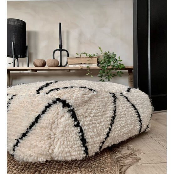 Gezellig Beni Ouarain vloerkussen in een sfeervolle woonkamer, perfect als extra zitplaats of decoratief element.