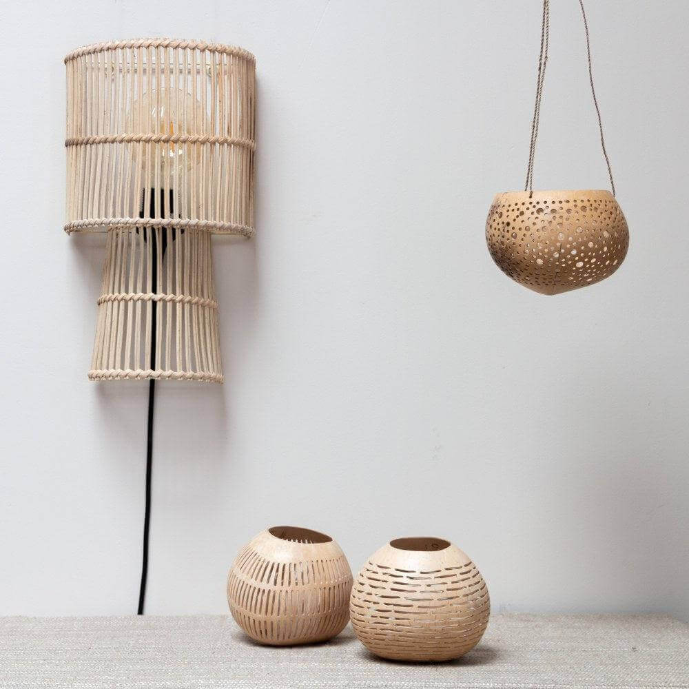 Stijlvolle Wandlamp Rotan Misa, ideaal voor in de slaapkamer, geeft een natuurlijke uitstraling en sfeer.