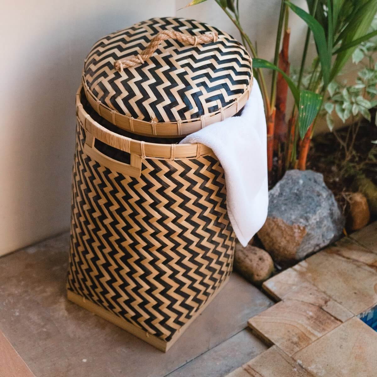 Decoratieve bamboe wasmand met deksel en zigzag-patroon, 35 cm diameter, 57 cm hoog, handgemaakt en duurzaam.
