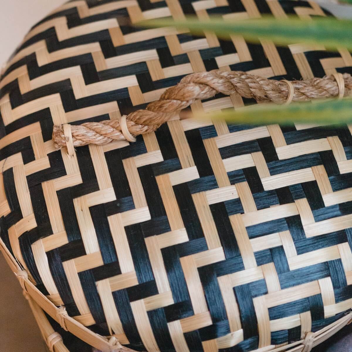 Bamboe wasmand met deksel in zigzag-design en handvatten, diameter 35cm, hoogte 57cm, handgemaakt en duurzaam.