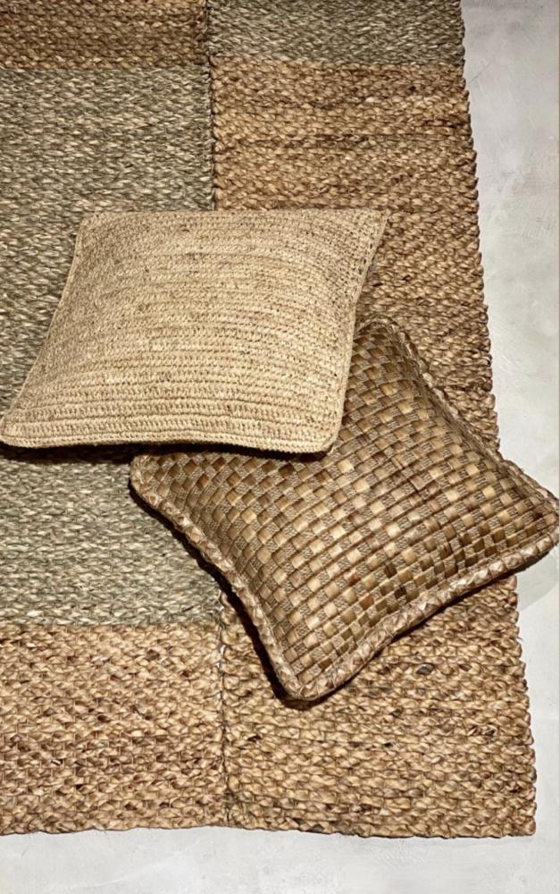 Zeegras vloerkleed met twee rustieke kussens, handgemaakt en geweven in Vietnam, brengt natuurlijke sfeer in huis.