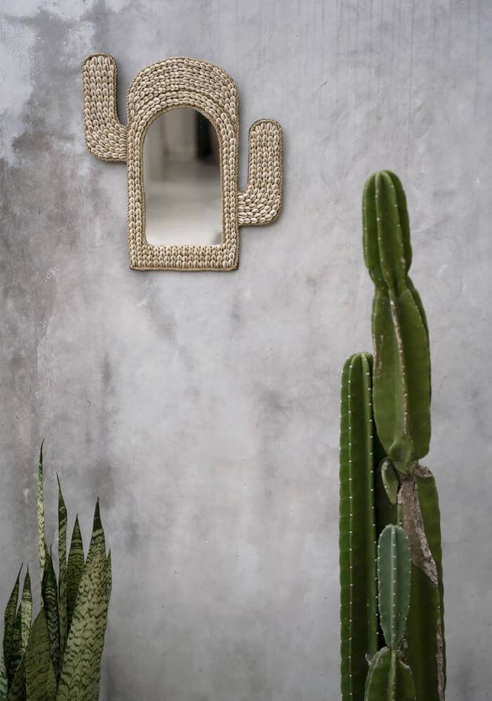 Chique boho spiegel in cactusvorm met kaurischelpen voor gang of damestoilet, perfect als geschenk en aanvulling op je Ibiza interieur.