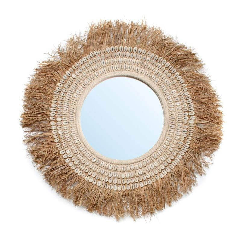 Boho spiegel met raffia en schelpen, perfecte mix van bohemien en kuststijl, blikvanger voor je interieur.