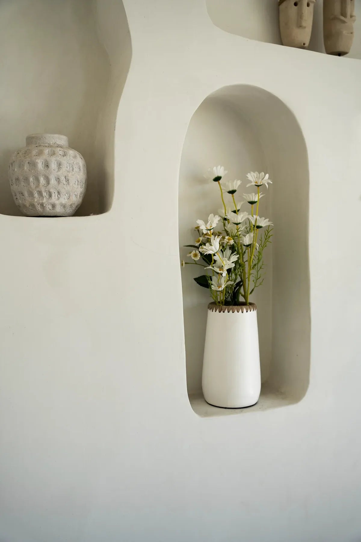 Boho vaas The Sneaky wit L met bloemen in nis, subtiele elegantie voor elk interieur.