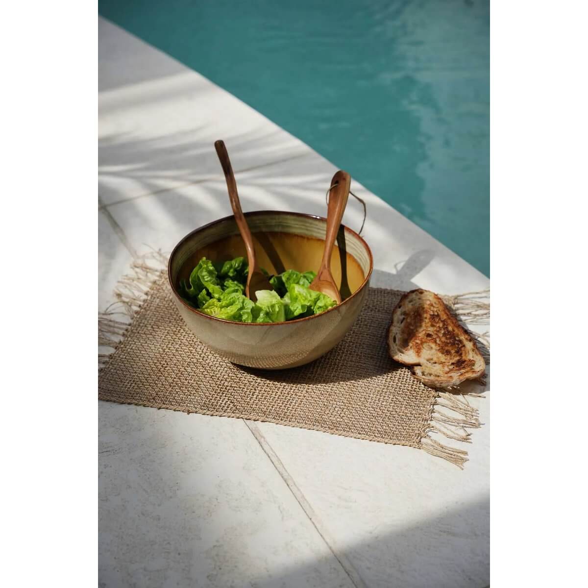 Saladeschaal met houten lepels en brood, perfect voor een stijlvolle brunch bij het zwembad — gemaakt van Portugees keramiek, sterk en uniek.