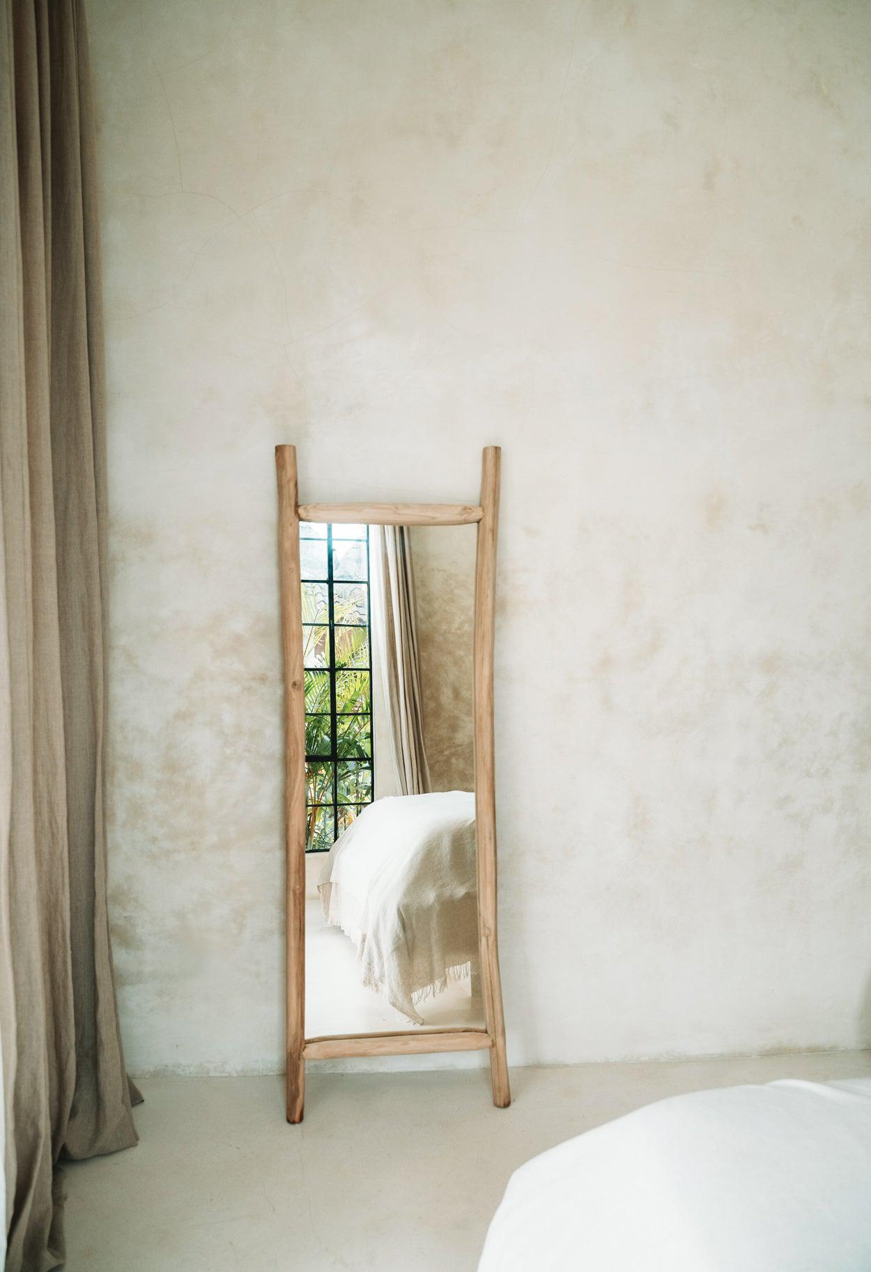 De Island Dressing Spiegel, grote vloeispiegel tegen muur in lichte kamer, handgemaakt, perfect voor kleedkamers of slaapkamers.