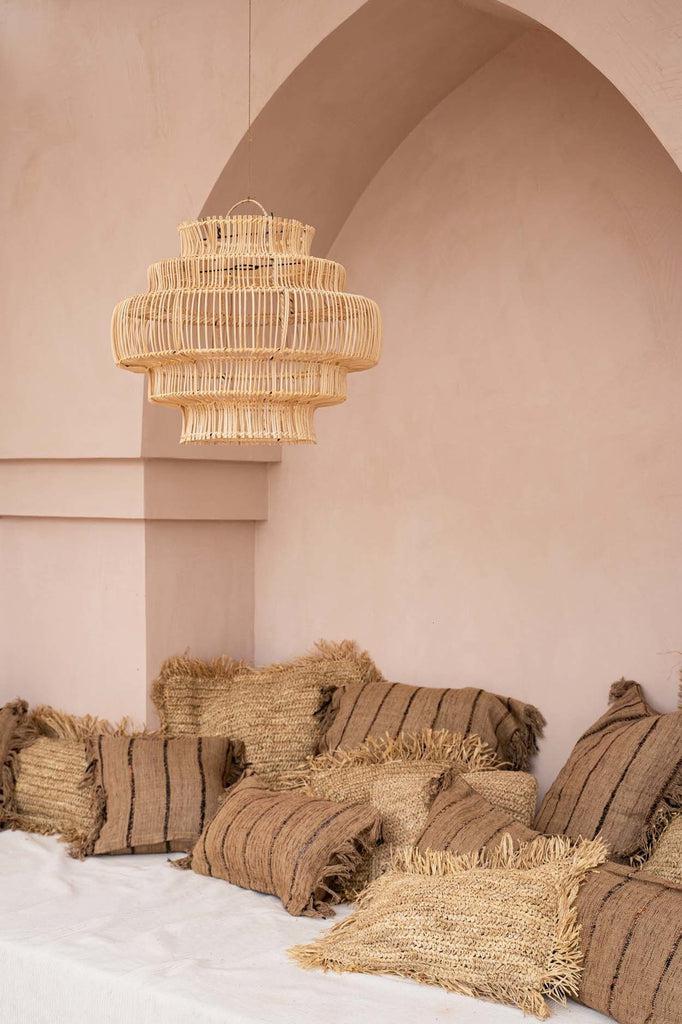 Boho chic zithoek met beige en zwarte kussens en rotan hanglamp, perfect voor boho sfeer in interieur of tuin. Geen binnenkussen inbegrepen.