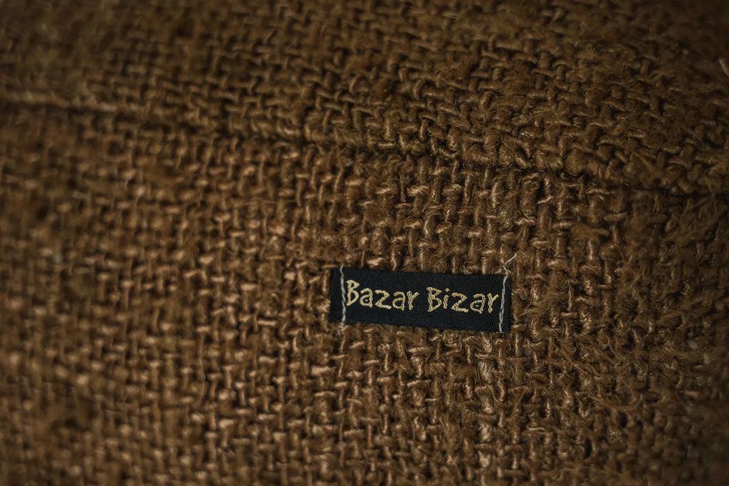 De Oh My Gee Poef Bruin Bazar Bizar Deze katoenen poef is de perfecte accessoire voor uw huis of zelfs uw overdekte buitenruimte. Gemaakt van superzacht katoen en verkrijgbaar in verschillende kleuren en patronen - deze poef is zowel een kleuraccent als e