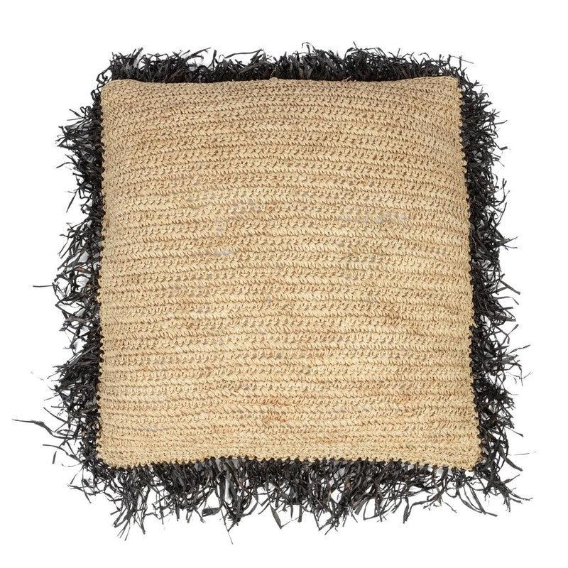 De Raffia Kussenhoes in naturel zwart, 60x60 cm, handgeweven voor een boho toets. Perfect voor interieur en tuin decoratie.