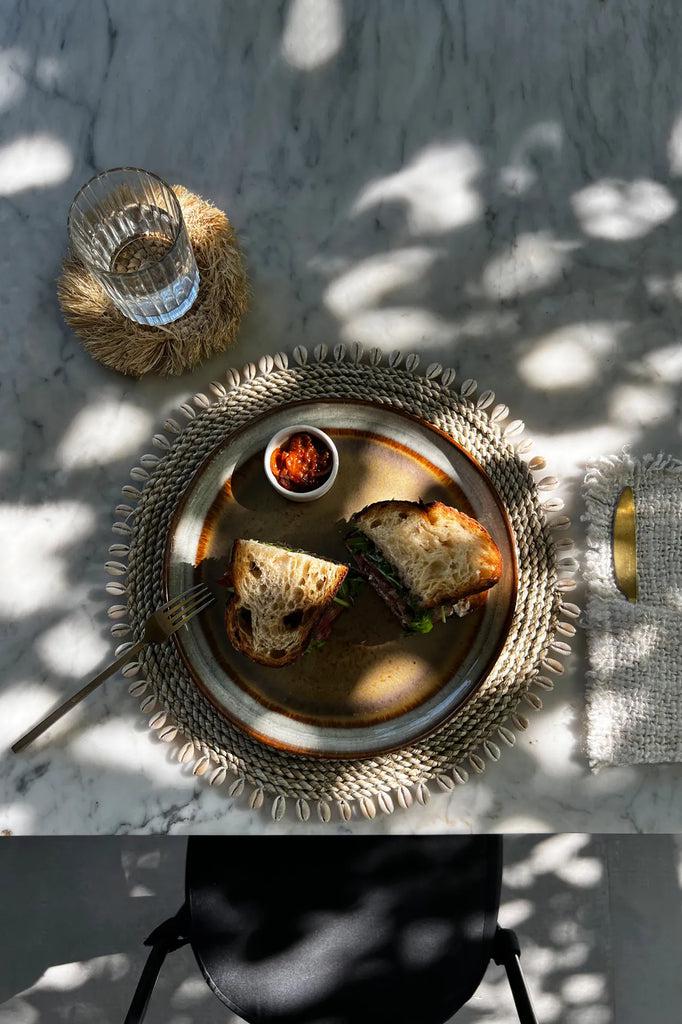 Placemat De Zeegras Schelp Bazar Bizar Voeg een vleugje tropen toe aan je tafelsetting met deze placemats van raffia en zeegras. De combinatie van wit en natuurlijke tinten zorgt voor instant gezelligheid op uw diners. Deze handgemaakte beauty's horen thu
