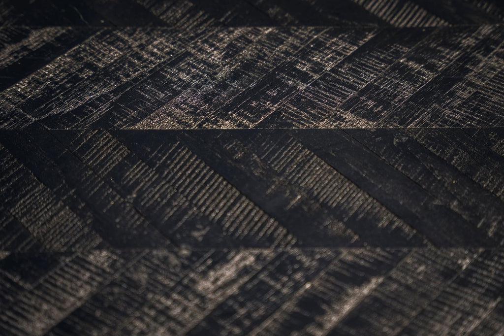 De Visgraat Hoge Tafel - Zwart - 140cm Bazar Bizar Deze hoogwaardige tafel is gemaakt van teakhout (in een zeer elegant visgraatpatroon) en zwart ijzer. De tafel is inklapbaar en heeft de ideale hoogte om te dienen als uw familie-eettafel, zowel binnen al