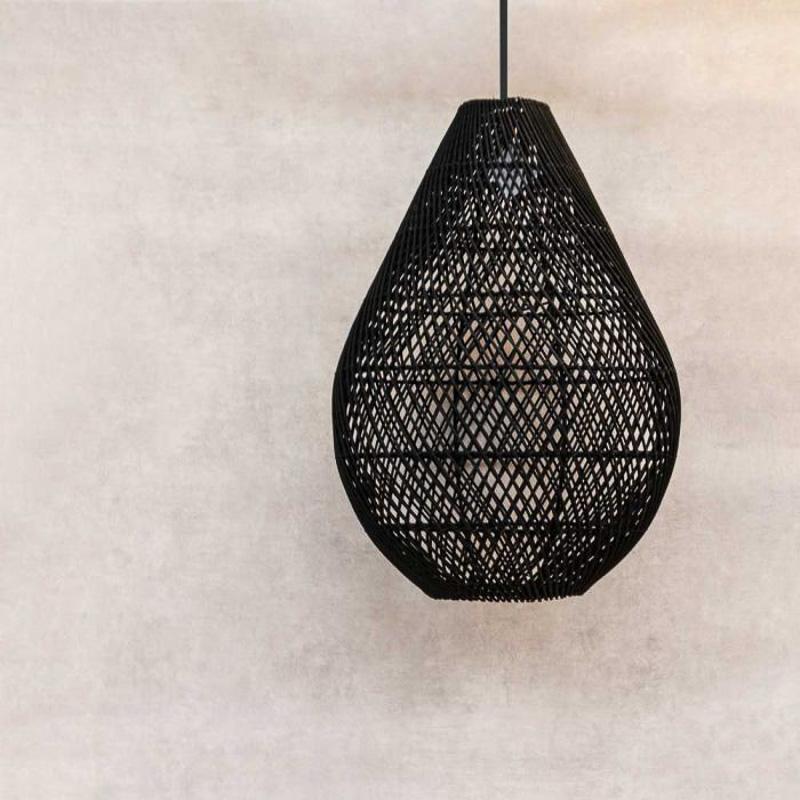 Druppelvormige rotan hanglamp zwart, speels en stijlvol design voor een uniek interieur.